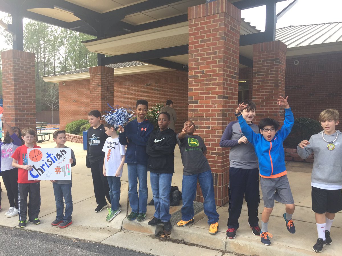 queenoflefties's tweet photo. My 5th graders at YES loved cheering on our Auburn High School basketball team on their way to state! Good luck guys! https://t.co/aUEoym6zlT