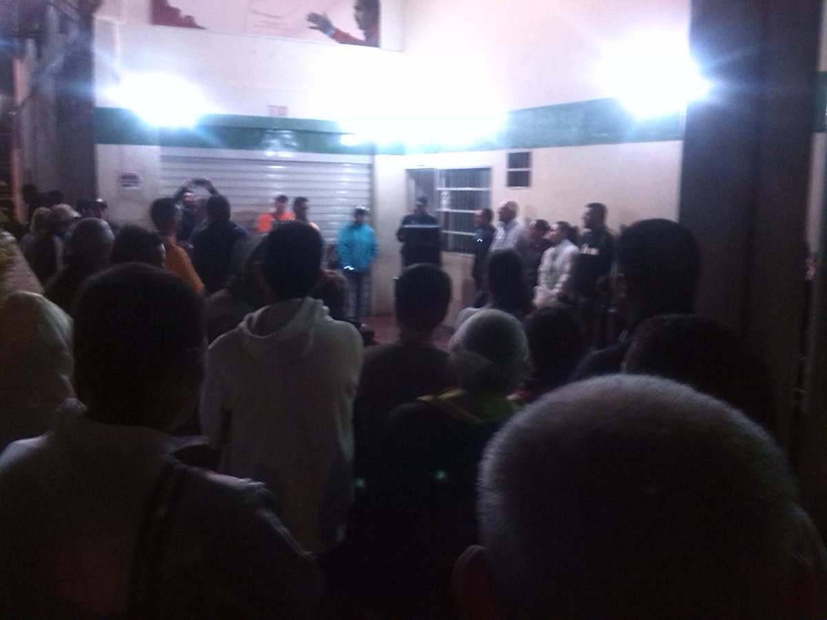 activosyrestea2's tweet photo. Asamblea comunera en Mérida, no al.cierre del pdmercal en Mérida, pueblo activo @LaZurdaDeChavez @NicolasMaduro https://t.co/4kYCpzyKJf