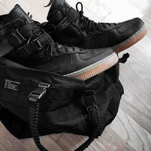 trendhubuk's tweet photo. Cold #trendhubofficial #nikespecialfieldairforce1 #streetstyle #streetwear #fashion #art #love #igers #specialfieldairforce1 #nike #black # https://t.co/u8jOz38aDh