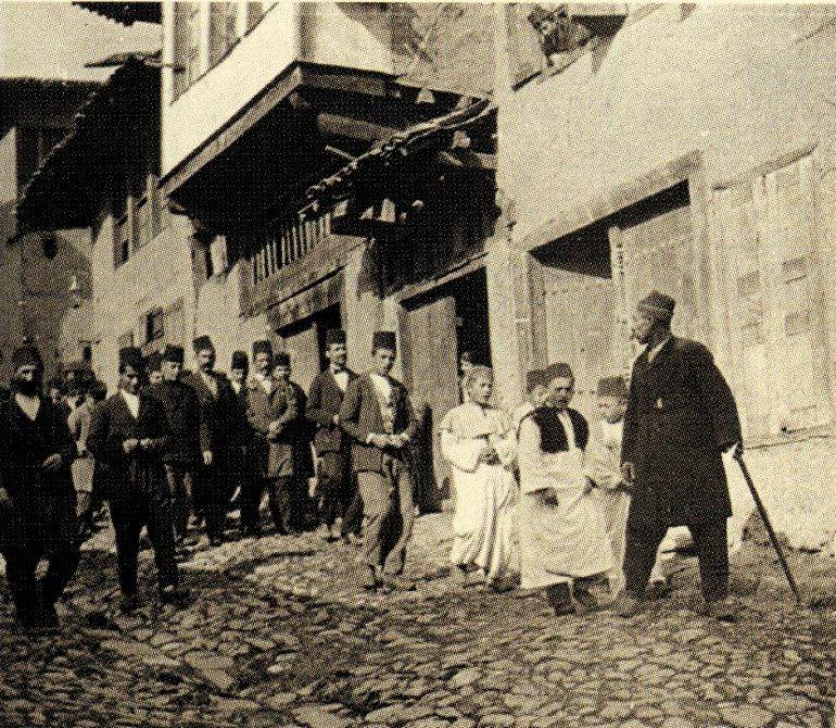 amasya merzifon 1900 civari ermeni bir dugun alayi onde kilise de gorevli cocuklar arkalarinda yakasinda cicegi ile damat tarih fotograf sultan