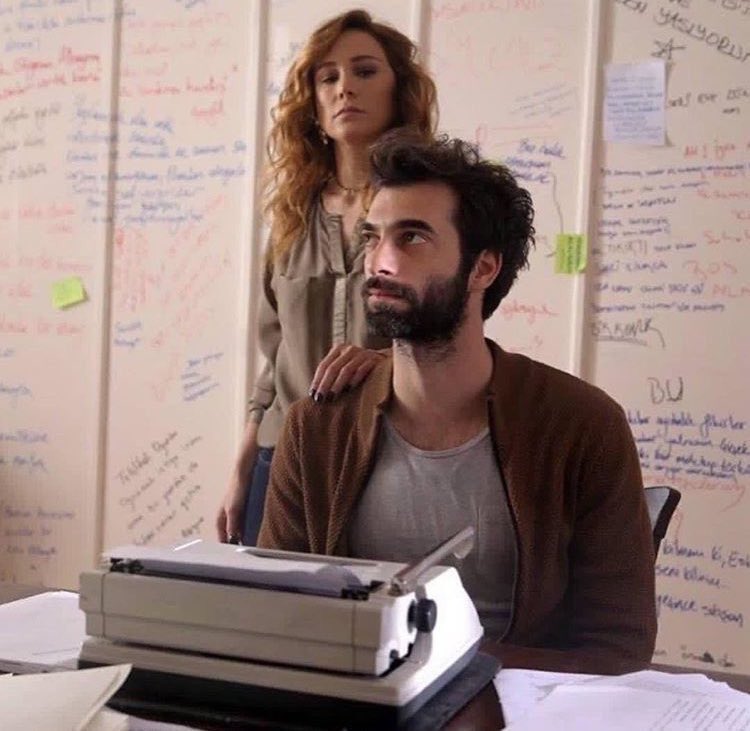 _APoyrazKarayel's tweet photo. Herşeyin sonuna geldik.Her bitiş bir başlangıç falan değildir.Her bitiş bir bitiştir.Tarih yalnızca mutsuzları yazar. #PoyrazKarayelVeda https://t.co/9XaqJAlvNO