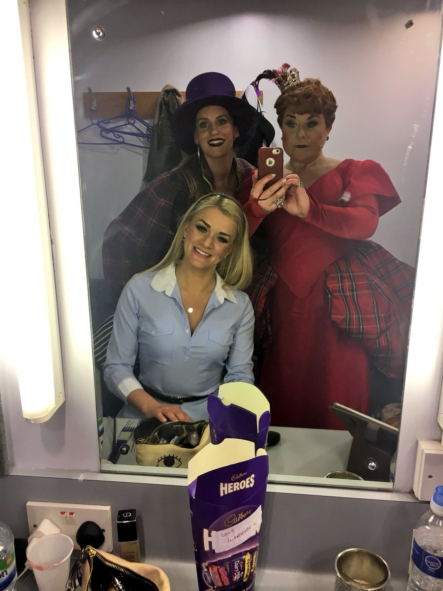 WendiPeters's tweet photo. Three ladies .. one mirror !! #intervaltweet #sharing #grimsby @MichPentecost  @RachaelWooding ❤🙄👏🏻 https://t.co/bQc9s81TJ8