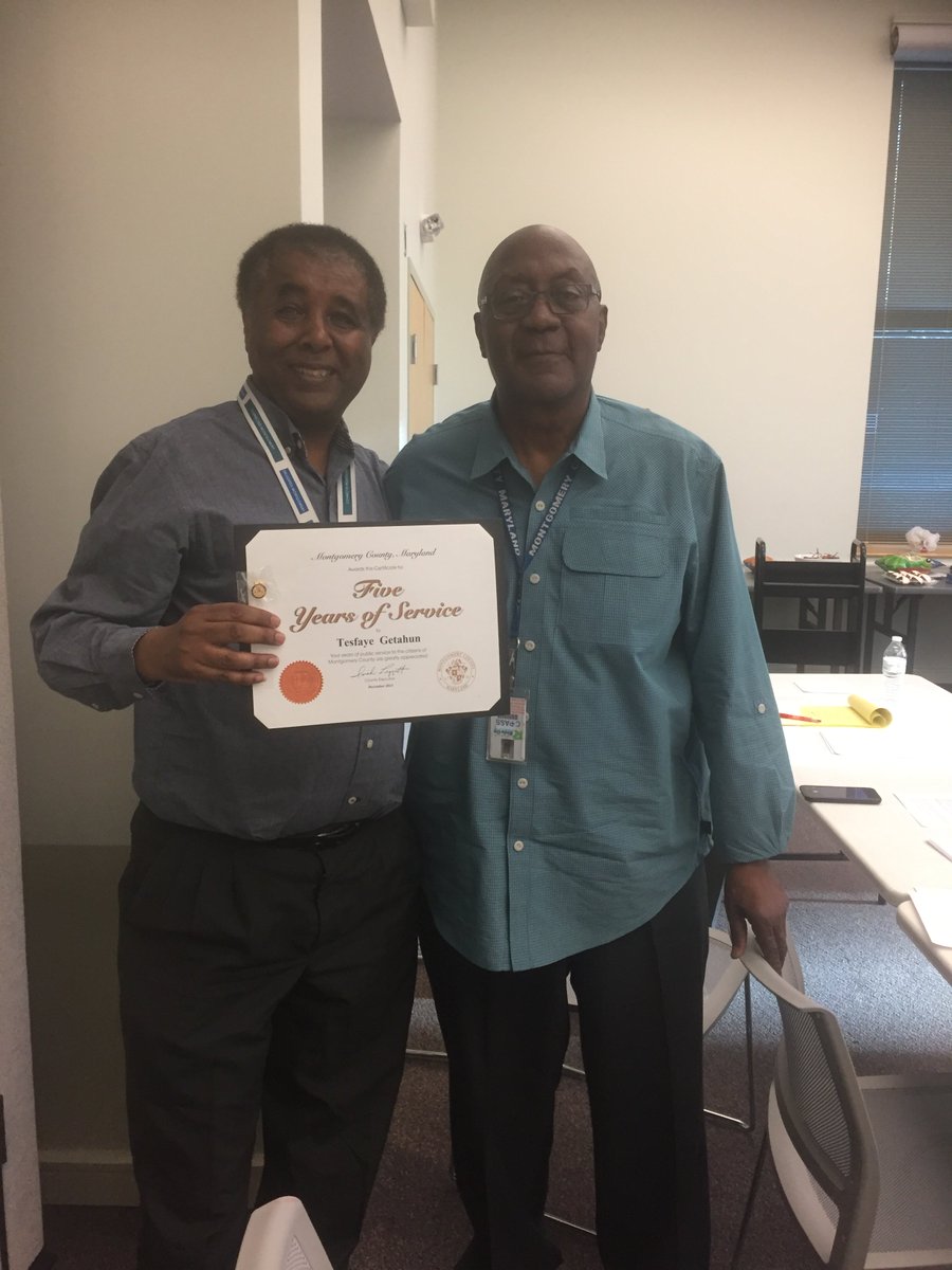 MCPL_Libraries's tweet photo. Congratulations to members of the #QuinceOrchardLibrary staff who were recently recognized for years of service to MCPL! #DelightedMoCo https://t.co/cjZOPIai1C