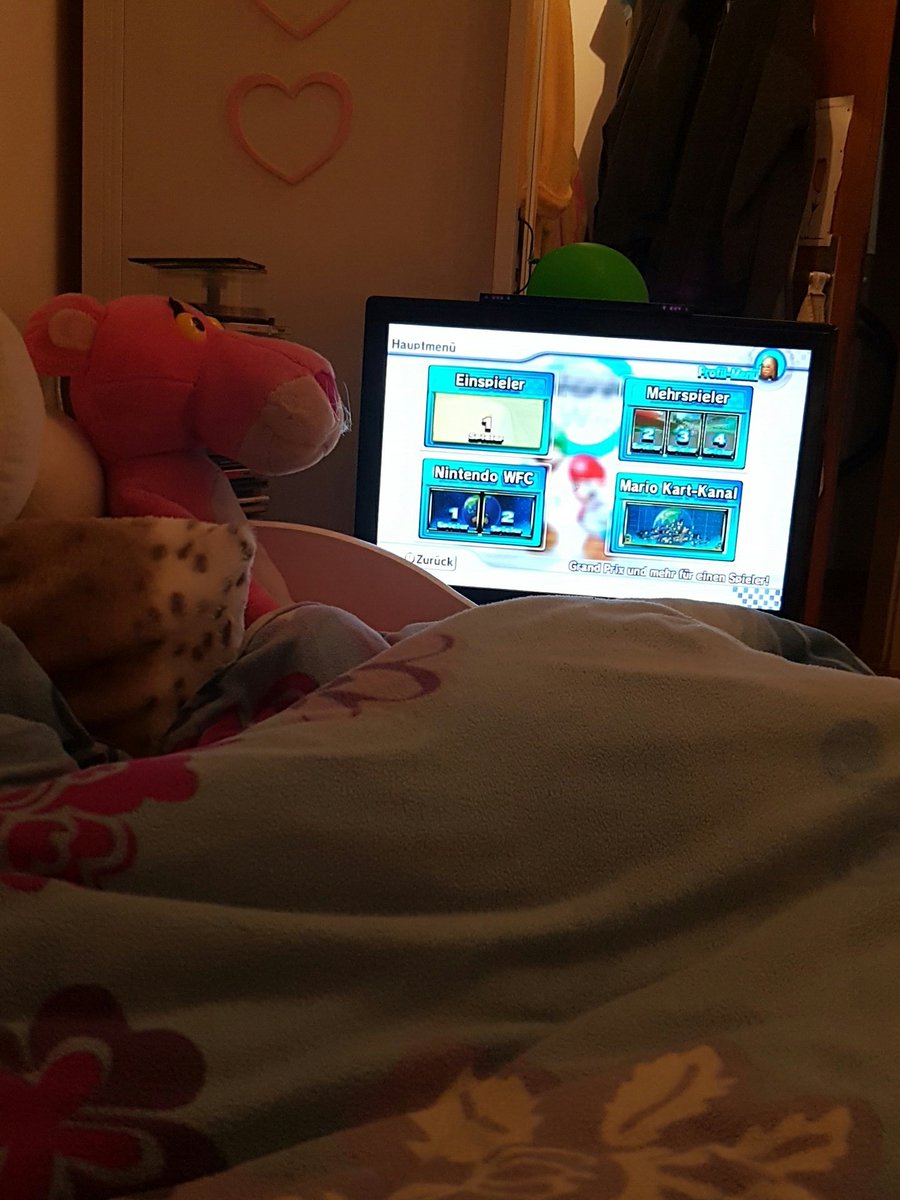 lalau262's tweet photo. Neuester Luxus bei mir: Wii im Bett zocken! (Ja, da ist ein großer Pink Panther im Bild....) https://t.co/aGE8tjQxUT