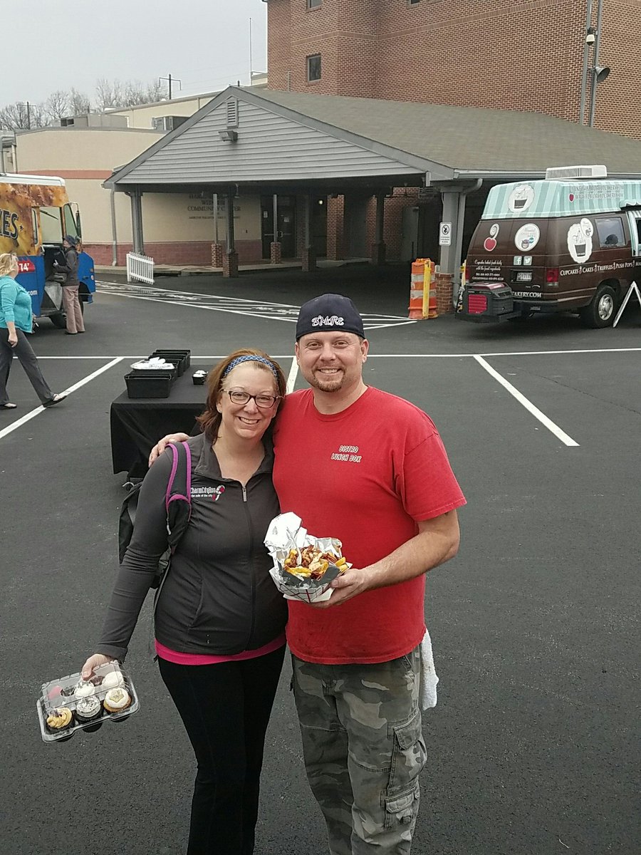 1st Meal Sold <a href="/foodtrucknites/">Food Truck Nites</a>! Black Truffle Bacon White Cheddar Fondue Fries. @FT_Navigator <a href="/ShareKitchenB/">NikandBri</a> @Foodtruckstars_ <a href="/baconeers/">Baconeers</a>