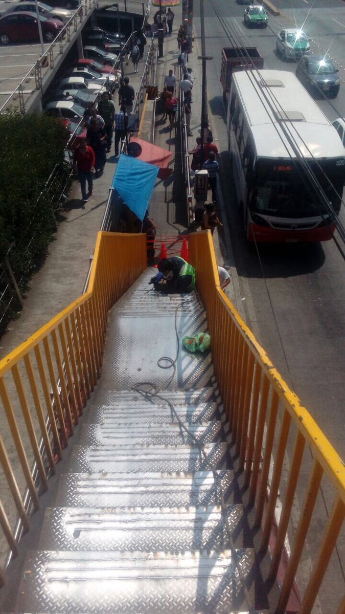 DMAS_Xalapa's tweet photo. #CONCLUYEN Trabajos de rehabilitación en Puente Peatonal de Plaza Cristal #Xalapa https://t.co/wudLa3skZd