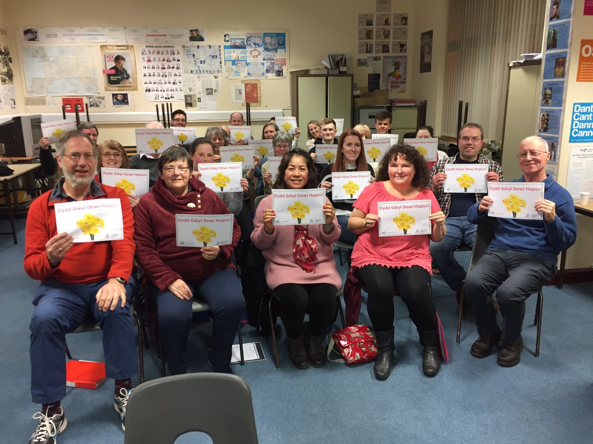 Dysgwyr <a href="/DysgwyrDwyfor/">Hwb Cymraeg Dwyfor</a> yn dathlu Dydd Gŵyl Dewi heno @learncymraeg #DyddGŵylDewi #dysgucymraeg