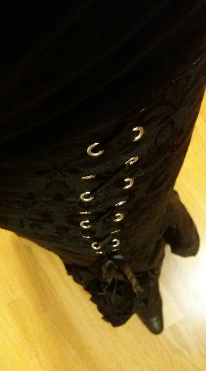 SuperWoman_SWDD's tweet photo. Mi vestido de boda ideal era así. No tuve los ovarios de matar del infarto a Supergüeli. #60de365 #CVCQ #SWfriki #killerqueen #estrenando https://t.co/JLIClMcmIc
