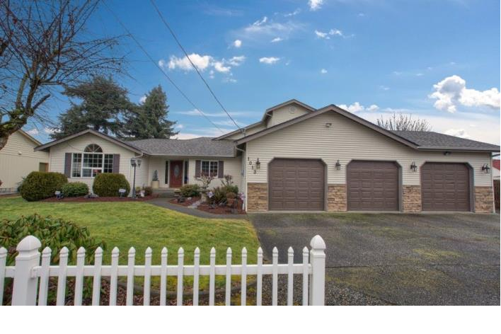 glen_schofield's tweet photo. *Custom Home - Just Sold In Summit* #glenschofieldrealestate #tacomarealtor #puyalluprealtor #nowisthetimetobuy #getpreapprovedtoday https://t.co/uQUz1h3MyD