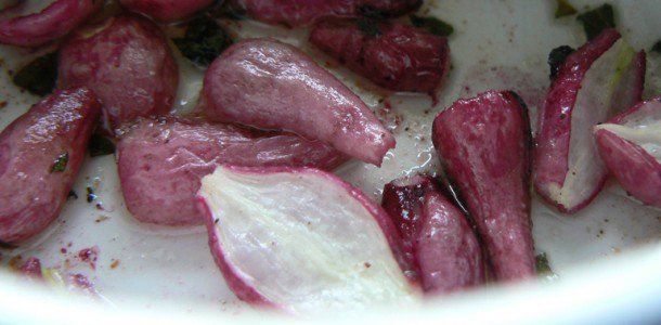foodofhistory's tweet photo. Bring out the flavor with oven roasted radishes! 
https://t.co/C3LjLVHri4 
#eatinghealthy
#cooking https://t.co/UdiPaZze3p