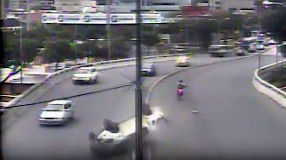 Se difundió video de auto que se volcó en paso a desnivel en Guayaquil bit.ly/2majnt4 #DiarioElUniverso