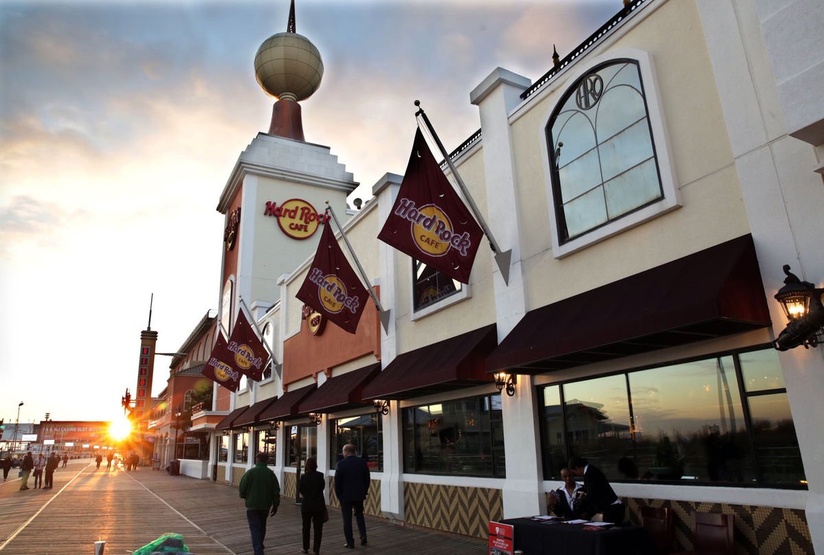 imsarahughes's tweet image. Hard Rock is expected to buy the shuttered Trump Taj Mahal. More by @_Hetrick @ACPressHuba @ThePressofAC pressofatlanticcity.com/news/hard-rock…