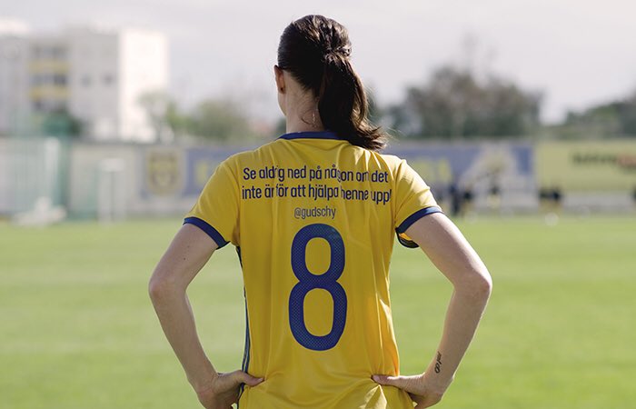 linneahendrix's tweet photo. Bästa landslaget matchar upp med bästa matchtröjorna. Systerskap 4-ever! HEJA ER! 💛💙 #idittnamn https://t.co/l4QSNGC9nW