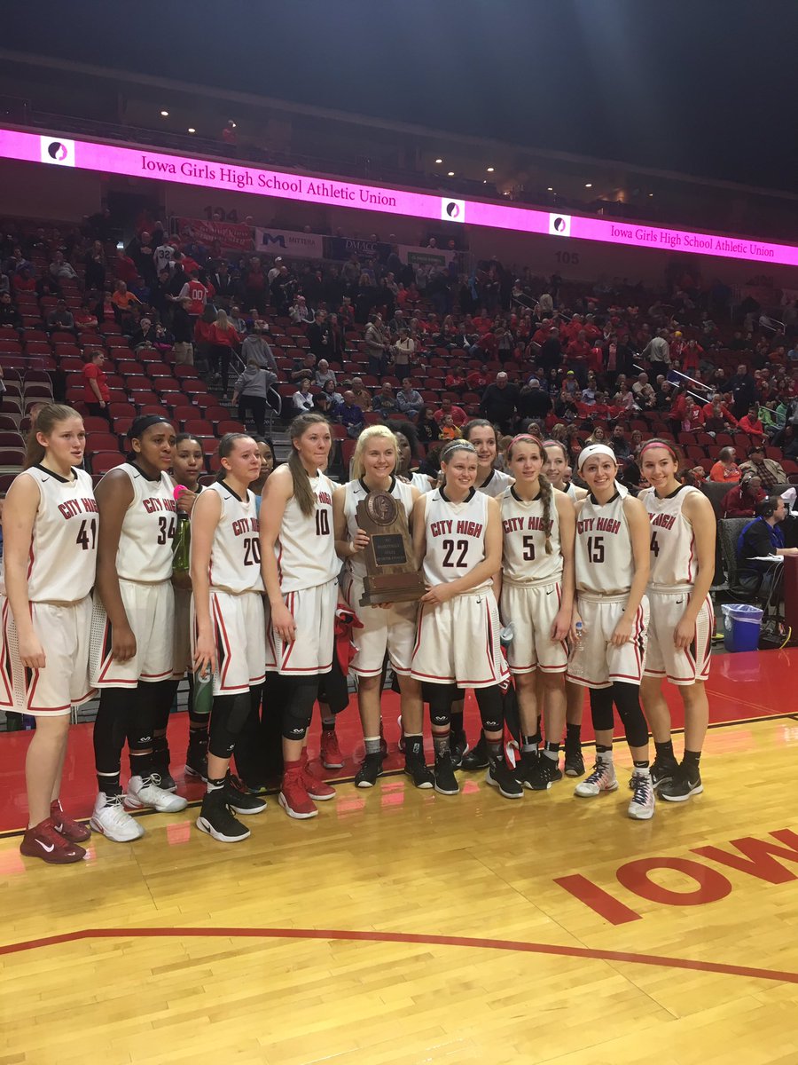 JHousereporter's tweet photo. 48-46 Cedar Falls wins. City High is awarded a state qualification trophy. #iahsbkb https://t.co/wOIvNU58MB