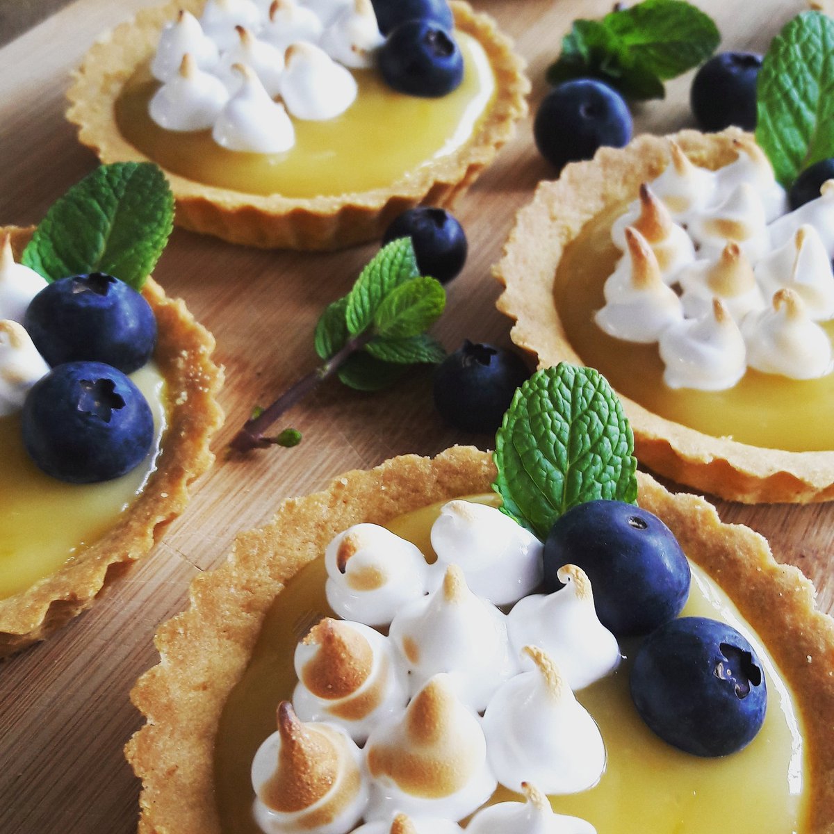 OnsLucy's tweet photo. Homemade citroentaartjes @onslucy πππ#onslucy #foodtruck #foodtruckfood #delicious #dessert #homemade #lemon #meringue #pie https://t.co/ezSyWCC5ZC