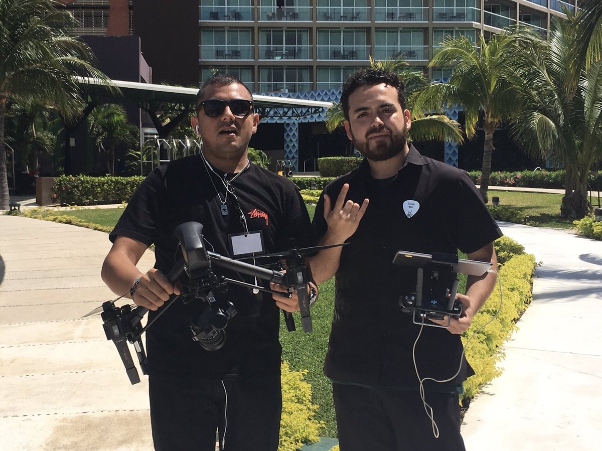 fromtheskymx's tweet photo. Curso con Bryan Vidal [ #CommunityManager ] del @HRHCancun. Haz que tu empresa maximize sus resultados ¡Contáctanos! #FromTheSkyMX 🚁 https://t.co/xlF2xwP5PZ