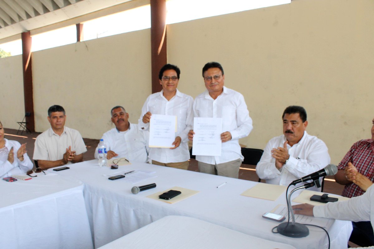 ursulo_galvan's tweet photo. Alcalde de #ÚrsuloGalván @Cesar_Domcas firma convenio de marco de colaboración con el @INAHmx  @cultura_mx 
https://t.co/mkgy2IVyR7 https://t.co/XnNd1pf9aX