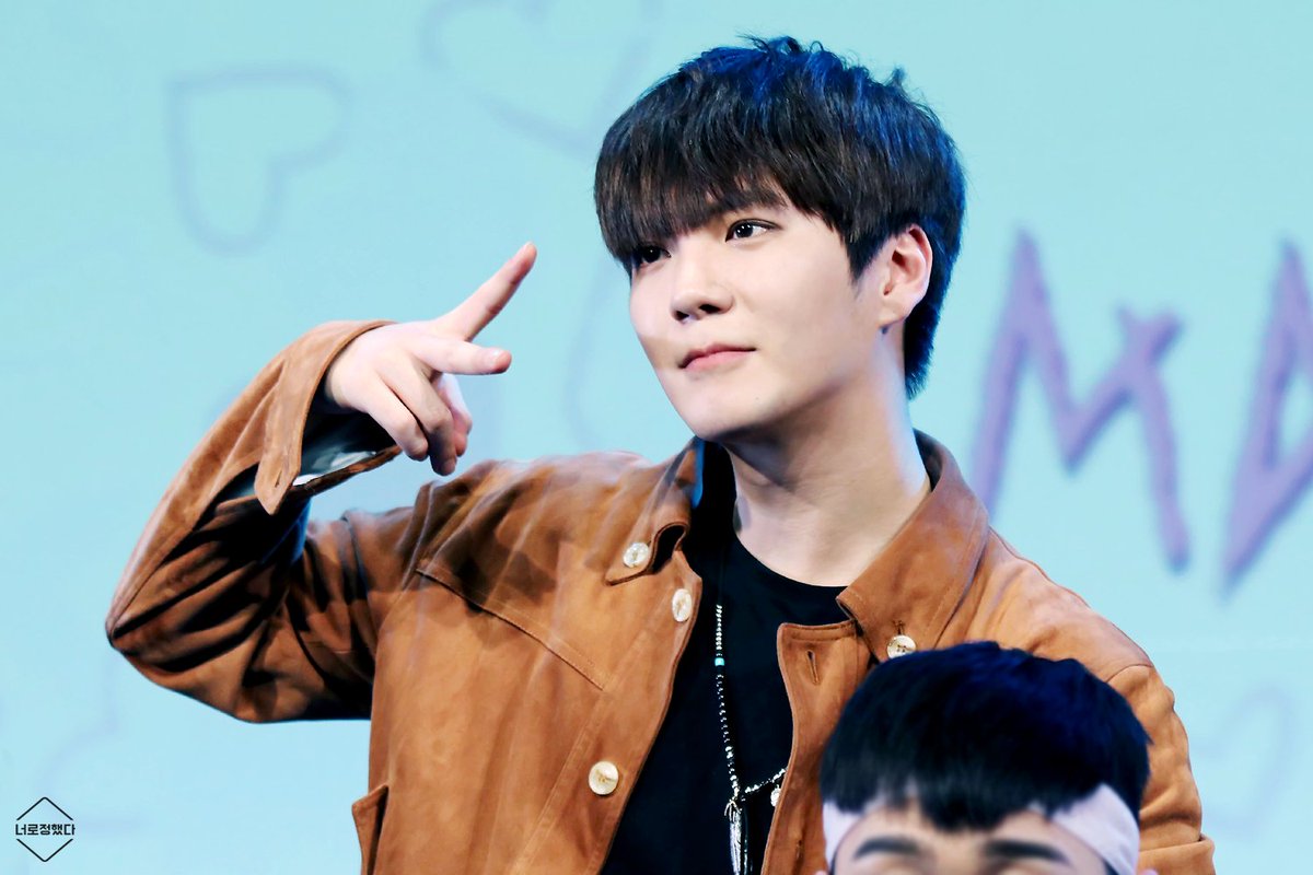 ITSYOU_1116's tweet photo. 170218 해피발렌타인 팬미팅 2부
우리 쭈니 V길만 걷자...✌
#매드타운 #허준 #쭈니하트
#MADTOWN #HEOJUN https://t.co/YW9yM6KyNw