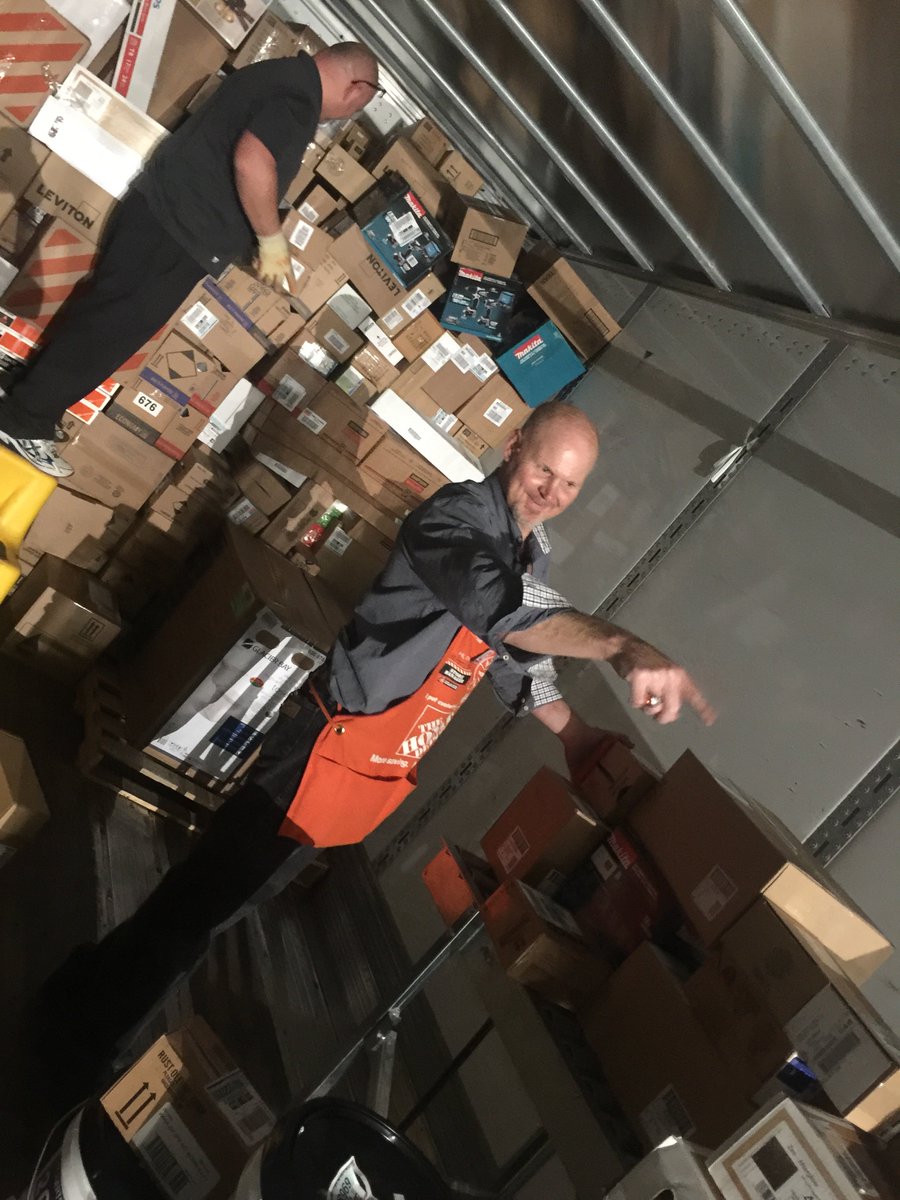 Lupe_Estrada1's tweet image. Big boss getting down and dirty with the unload team!💪  @RuskMitch @mrjrodriguez_m @ConstantinoJoey