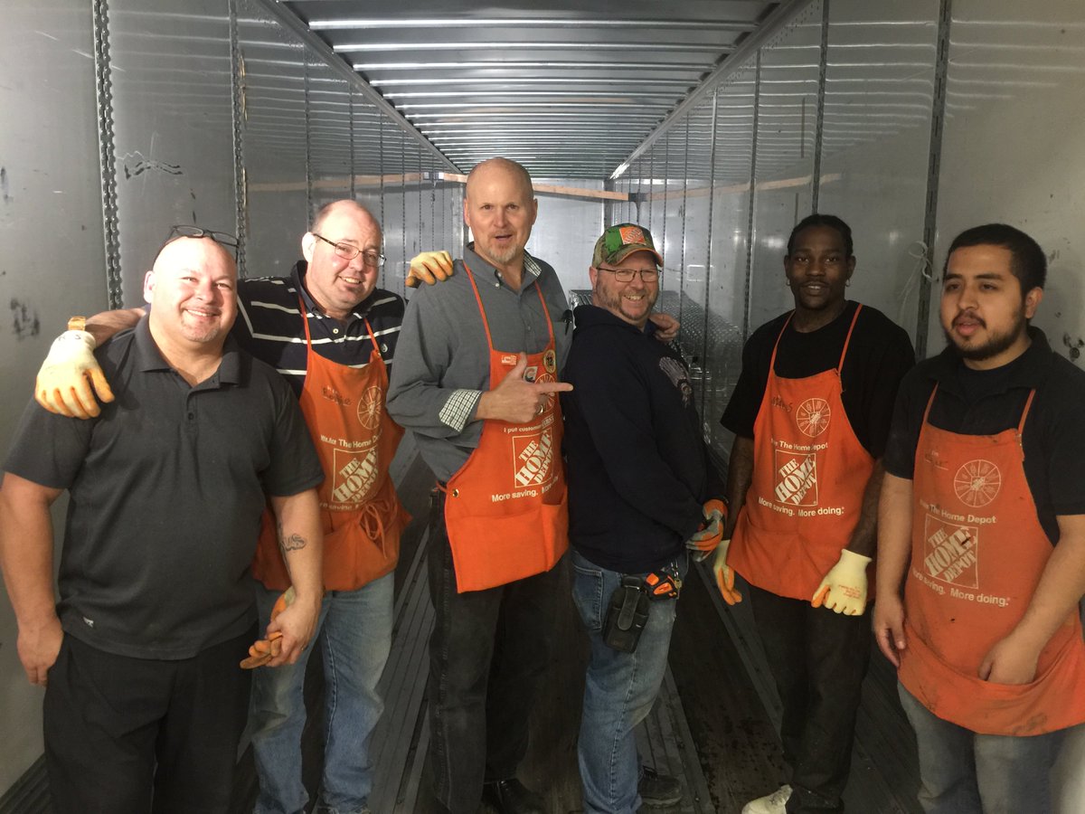 Lupe_Estrada1's tweet image. Big boss getting down and dirty with the unload team!💪  @RuskMitch @mrjrodriguez_m @ConstantinoJoey