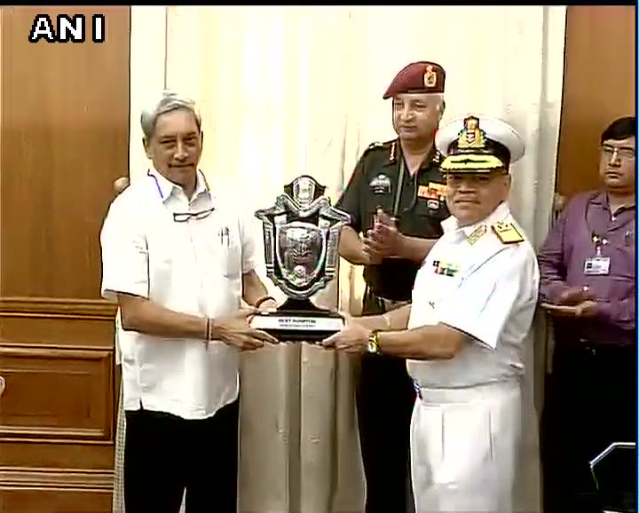 रक्षामंत्री @manoharparrikar ने अश्विनी इंडियन नेवॅल हॉस्पिटल स्टेशन को बेस्ट #ArmedForcesHospital अवार्ड से सम्मानित किया है.