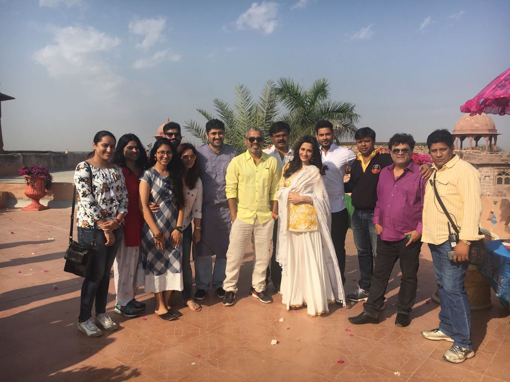 sidpmalhotra's tweet photo. First shot rolled of our new show for @StarPlus all the best to my team @iamsanjeeda @keithsequeira #alchemyfims #kyatumerilaage π€ https://t.co/t2JAnJKH63