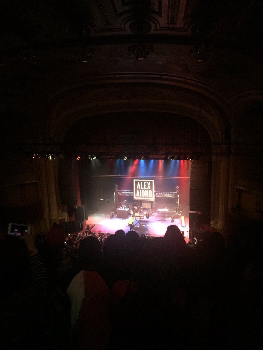 Tripl3L's tweet photo. Alex took someone's phone from the crowd &amp; took a selfieeeee w/ the crowd! Omgggg I want that photo 😭😭😭#alexaiono https://t.co/Mg70uxyV9g
