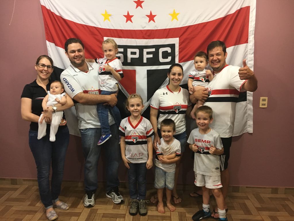 SpfcParaguay's tweet photo. Marcio e Everton ensinando desde cedo a paixão pelo tricolor 
@EmbaixadaPY @everlinecattani #spfc 
#ESPPY https://t.co/uDSciyCU1o