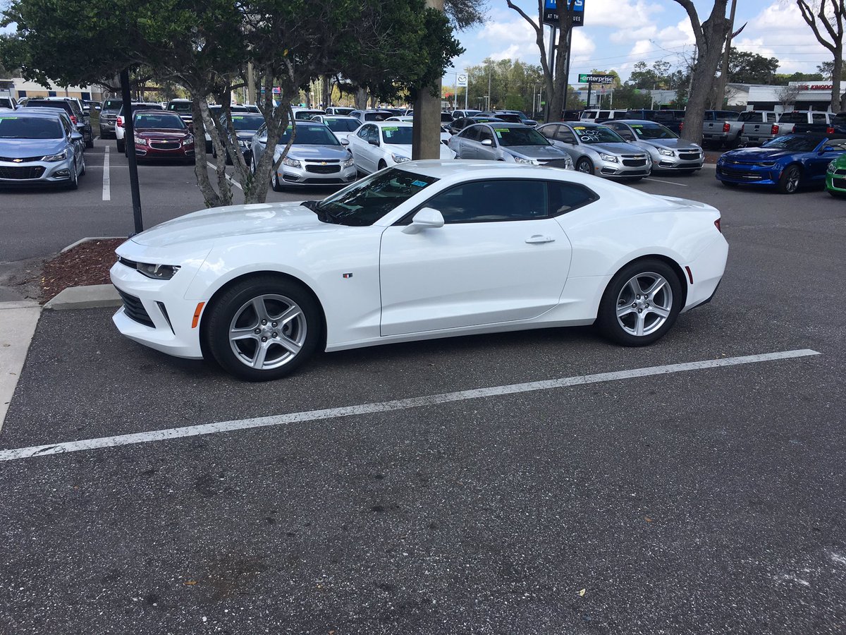 CheskaNicolet's tweet photo. Let's talk about my new toy 😍 #Camaro #2017 https://t.co/qXqSOF0XlQ