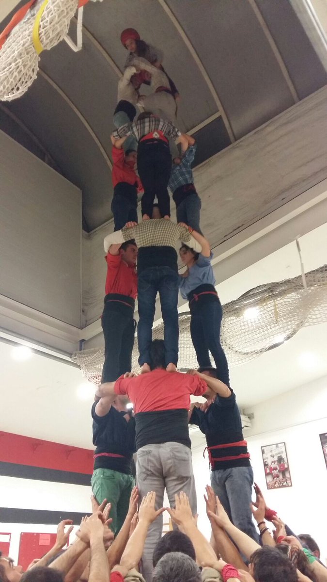 Xicots's tweet photo. Si som capaços de fer això en el primer assaig, imagina't on podem arribar amb tu !!💪💪 #castellers #ComACasa #35AnysVermells https://t.co/aJAwmXq0a3