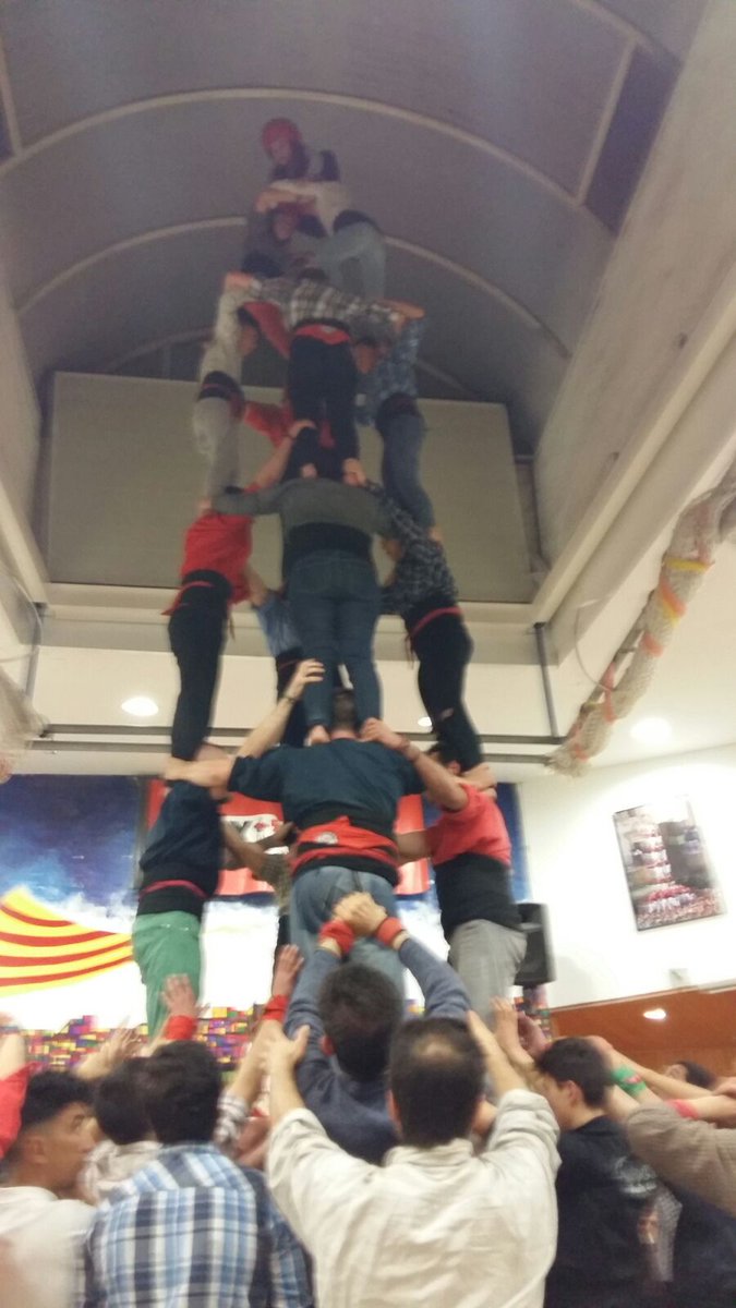 Xicots's tweet photo. Si som capaços de fer això en el primer assaig, imagina't on podem arribar amb tu !!💪💪 #castellers #ComACasa #35AnysVermells https://t.co/aJAwmXq0a3