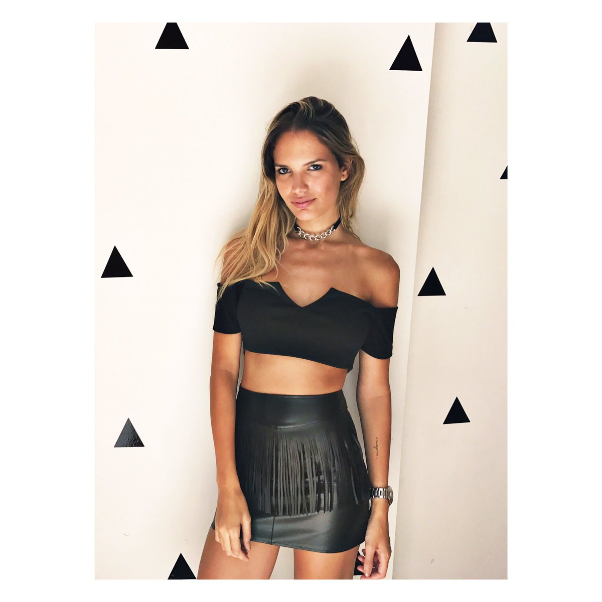 Diosa <a href="/evabargiela/">bargiela eva</a> con total look by las pochis !!!! NEW LOOK IN!!! Top Love + minicuero flecos + choker cadena 💣💣💣💣