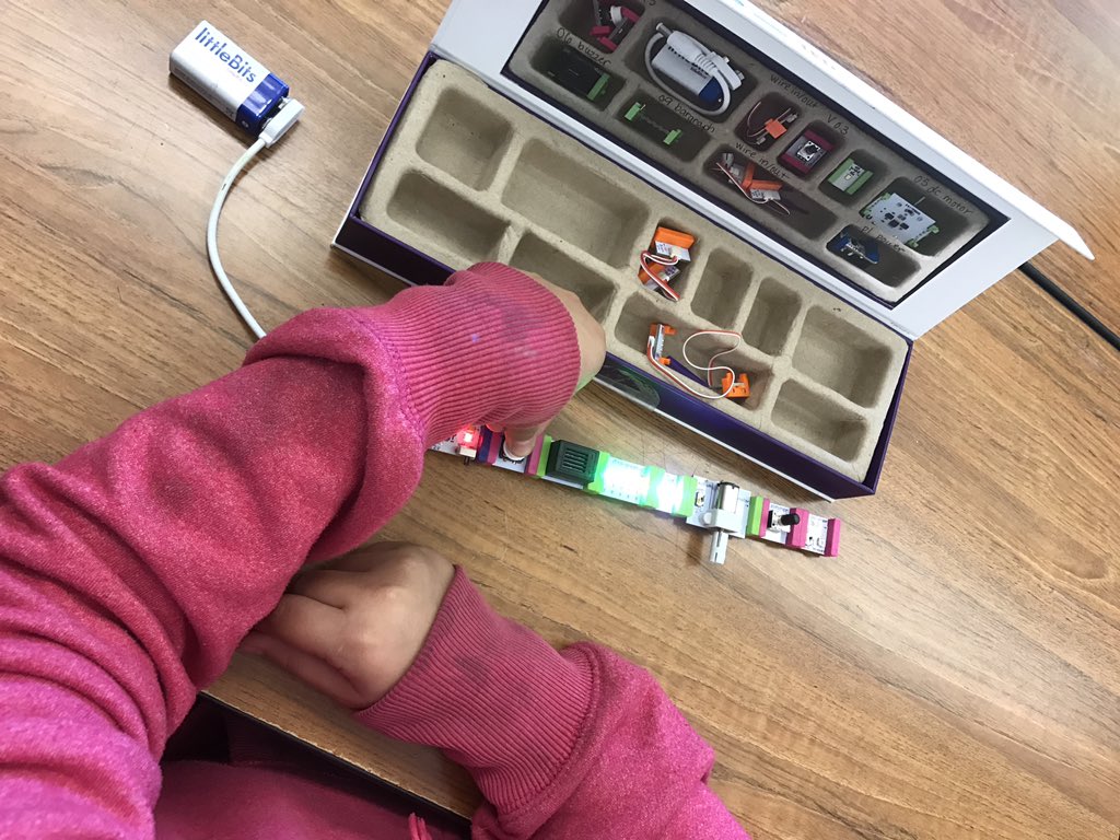 tom_ltom's tweet photo. Learning all about sound and vibration in the STEAM lab today! @ljebullpups https://t.co/rLZjVERokp