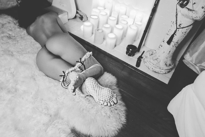 Waiting patiently 💋 https://t.co/jVBevM9O5m