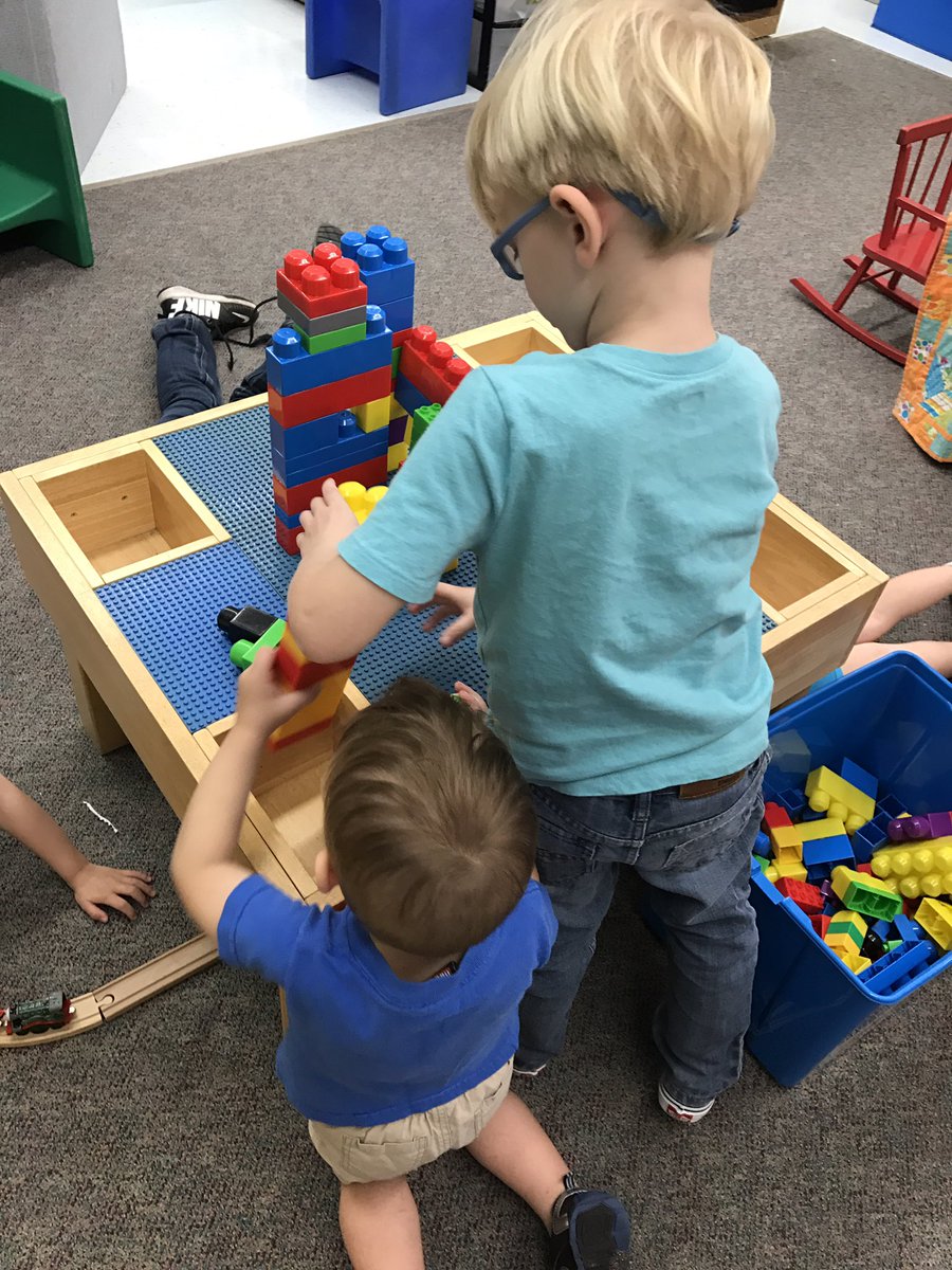 amsforjams's tweet photo. Building the city & the track for the subway. Then they experienced going thru a "Dark tunnel." Subway simulation PreK-style. #IRESPreK https://t.co/7YP39IrvvV