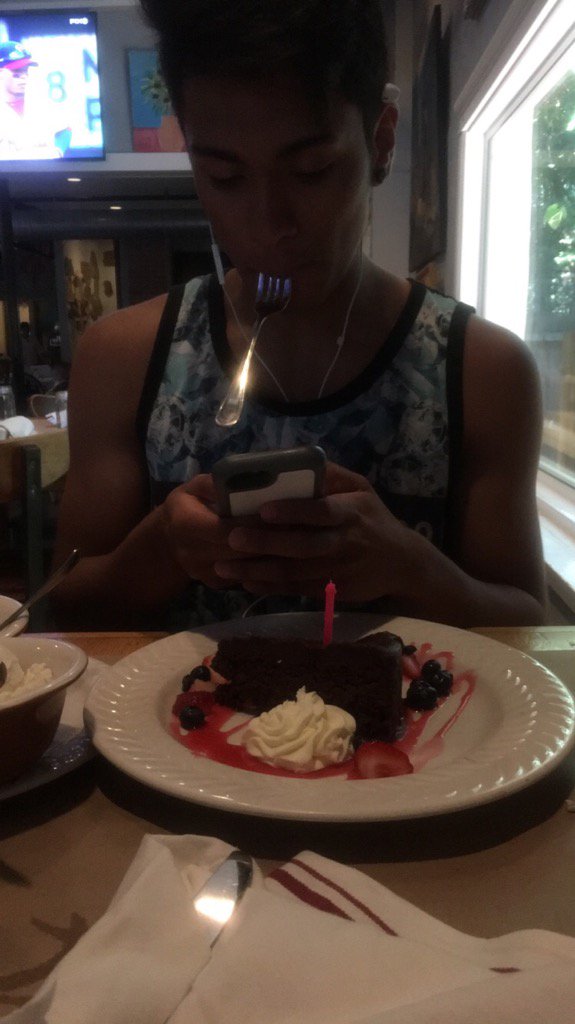 jassortox3's tweet photo. When you ask bae to show off his skills/talents #useless #bae #notbae #notmineatleast #talents https://t.co/6ytXTH8GGk