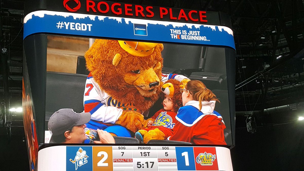 tinyhandsyeg's tweet image. He is over the moon. Thanks for the AMAZING night @OilKingsLouie @EdmOilKings