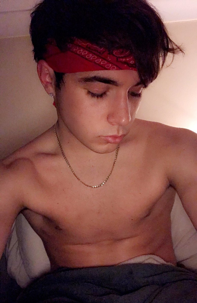 RoadTripTV's tweet photo. Hey nocturnal people like me, help me sleep plz 🙏🏻😴x - Rye 🐝 https://t.co/YvfU9EUakk