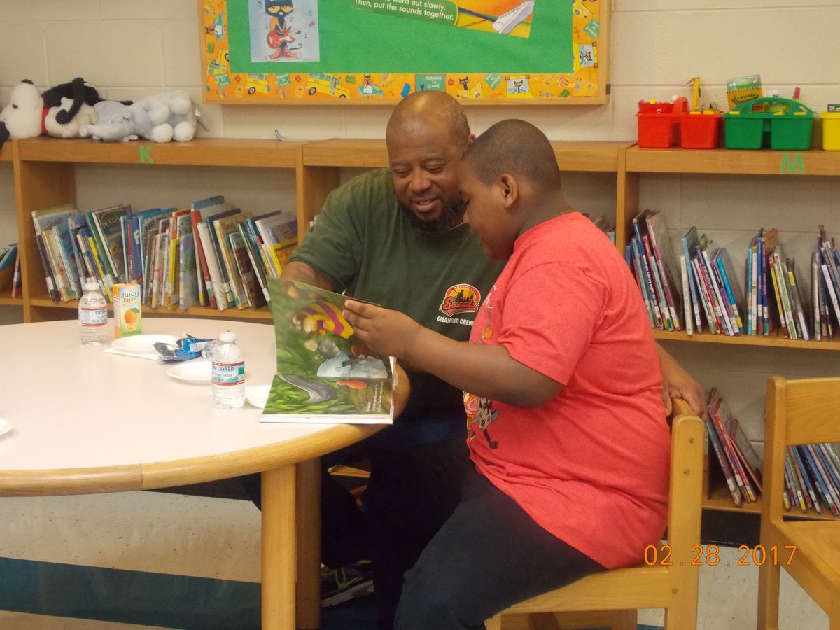 TomJoyElem's tweet photo. "Dive Into Reading With Dads" was a huge success! Thank you for showing how important reading is to your child! #ReadMeWeek @MetroSchools https://t.co/atDoSwSQBZ