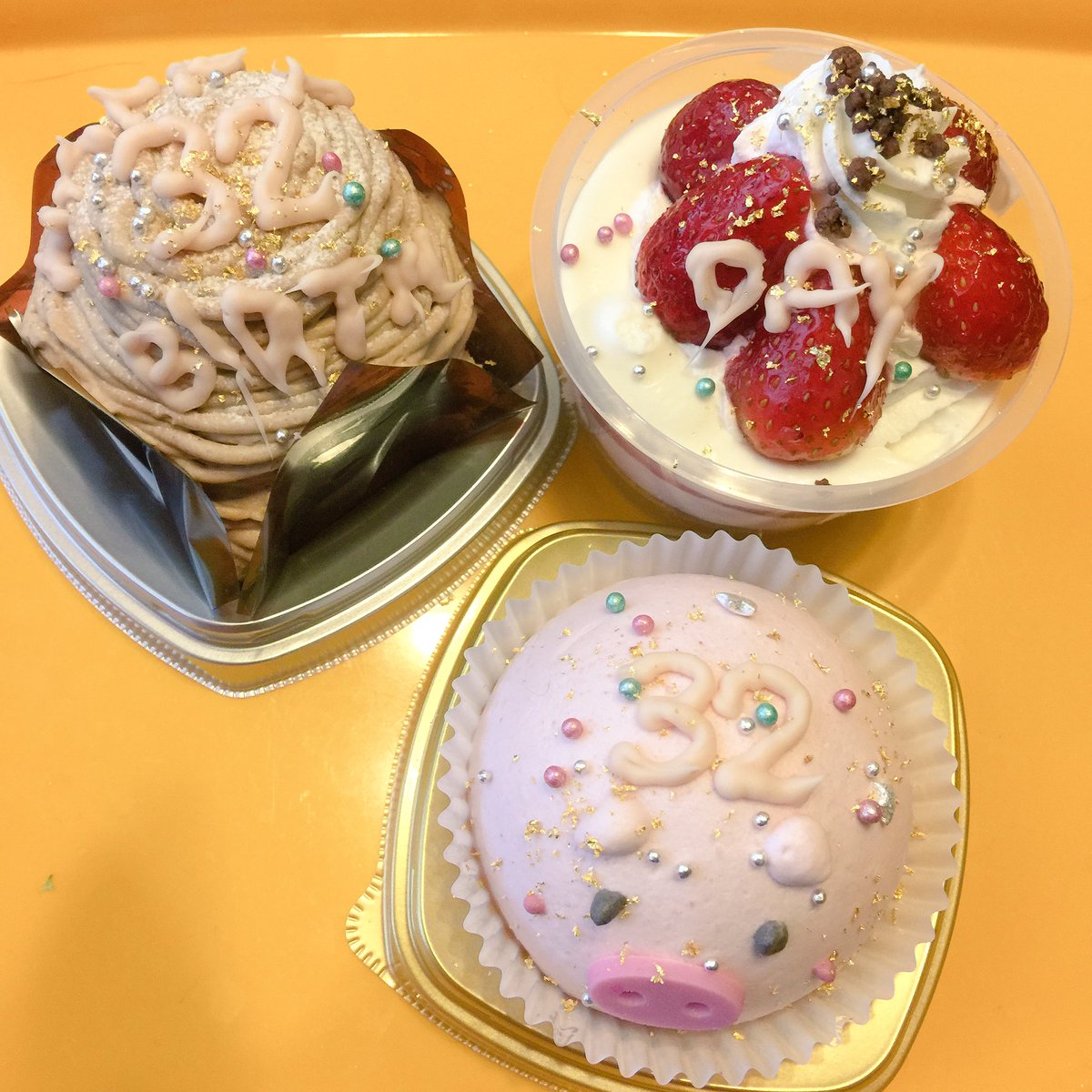 O Xrhsths まつん 原稿をしろ Sto Twitter サンジくんお誕生日おめでとうーーーー ずっと大好きだよサンジくんーーー うっかりバイクで出ちゃってケーキ屋さんのケーキは持ち帰れなかったから今年はコンビニスイーツでごめん