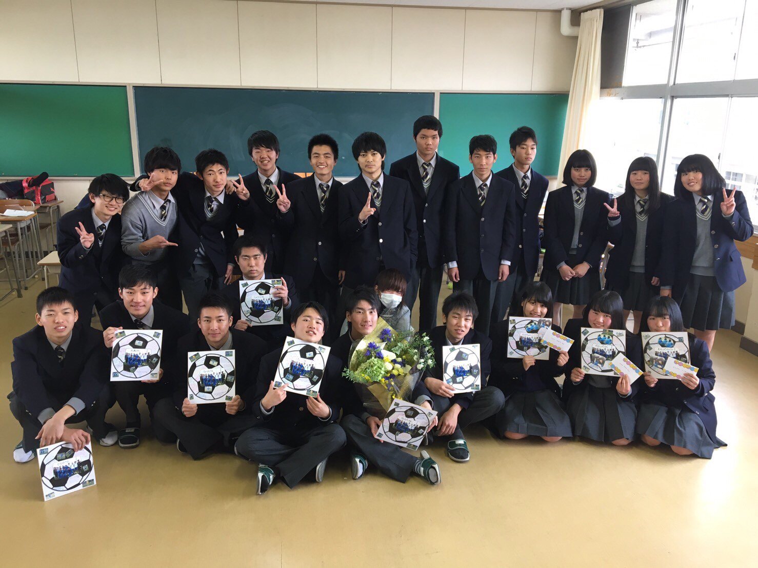 Ryosuke Kaneoki U Tvitteri 昨日 宇部中央高校を卒業しました 次の日の朝は格別寂しいな 卒業して友達 家族 先生など たくさん人に支えられてたんだなと 改めて実感しました 本当感謝の気持ちでいっぱいです 色んな思い出の詰まった高校でした ３年間