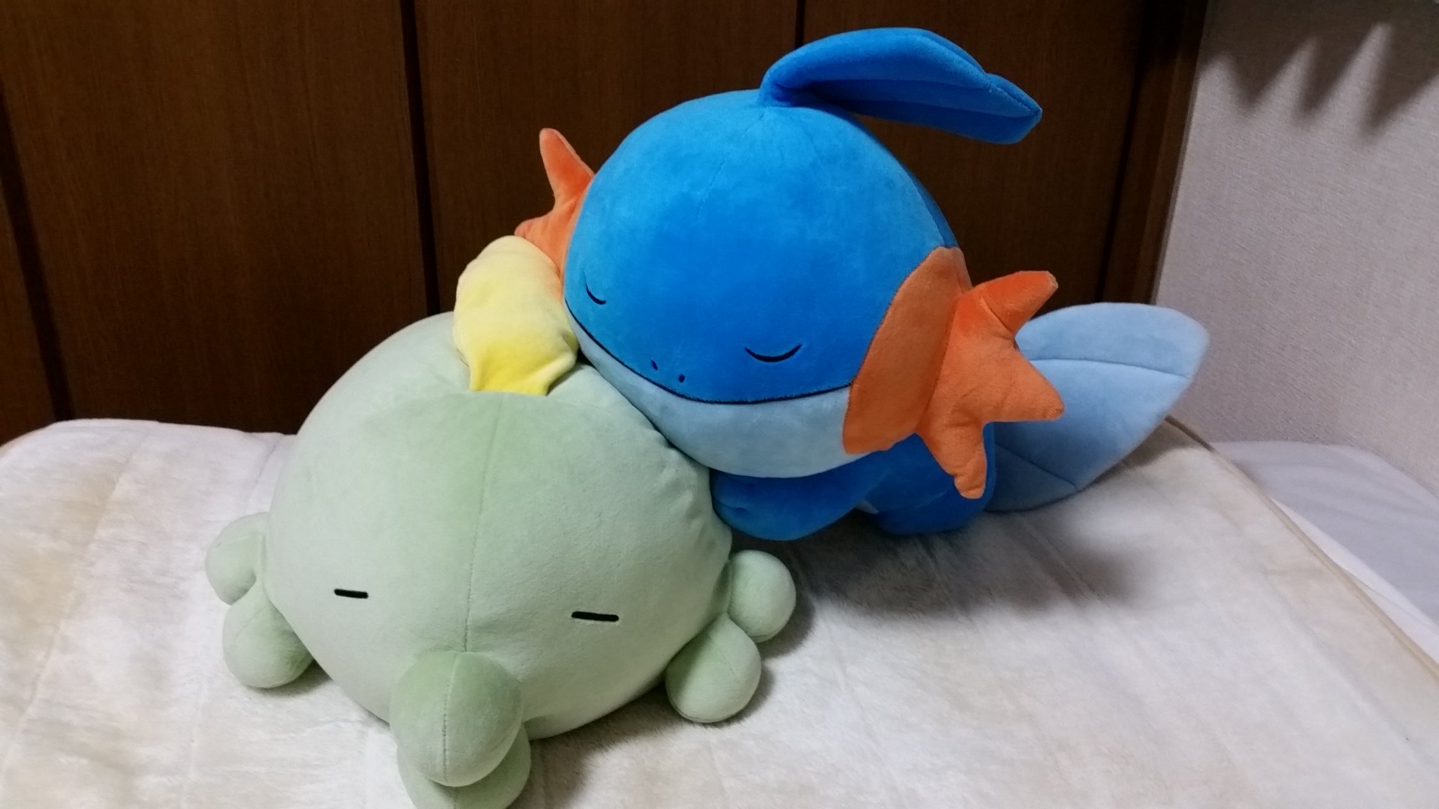 טוויטר とっぽる בטוויטר アマゾンから もちふわゴクリンクッション と すやすやミズゴロウぬいぐるみ が届いた ゴクリンは一番好きなポケモンだからと足の上に置くクッションが欲しかったから ミズゴロウは3世代の御三家で一番好きだからとベッドに合ういい