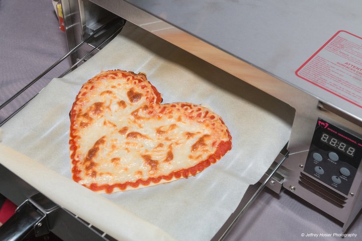 90upLondon's tweet photo. Your #pizza deliveries in the future may very well be from #3Dprinting @BeeHex_3D 🍕 https://t.co/0VXJ8c6IIW https://t.co/rtMnuIZ21i