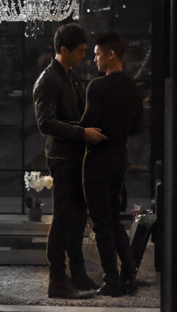 max_3_8's tweet photo. #Malec art
#MagnusBane  I'm in love with the shape of you 😍😍😍 https://t.co/JyteZ9eUBr