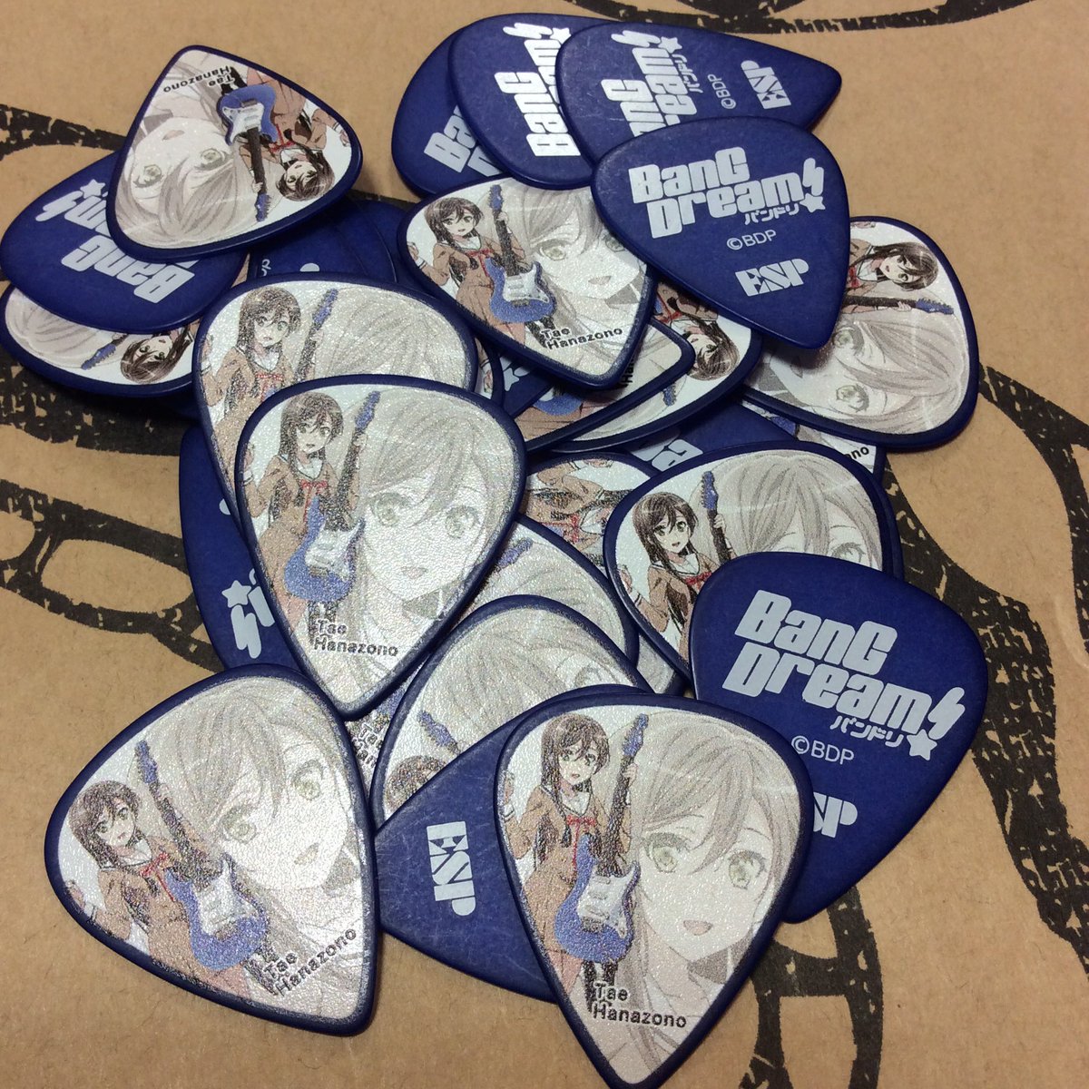 Twitter 上的 Esp Guitar Workshop Poppin Party キャラクターピック入荷 おたえの愛称で親しまれている花園たえちゃん 芯があるのに天然で 音楽に真面目 ギタープレイ相当かっこいいですよね 強いギター愛を感じます 一枚100円 税別 バンドリ