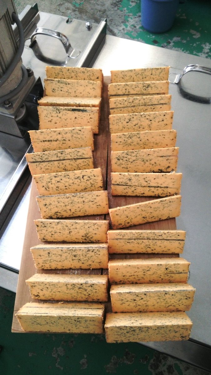 『ジャパンブルーおこっぺ』
ジャパンチーズアワード2016金賞受賞 ウニを思わせる濃厚な旨味が魅力と評価を頂きました!!温かいご飯にのせるのがオススメ！