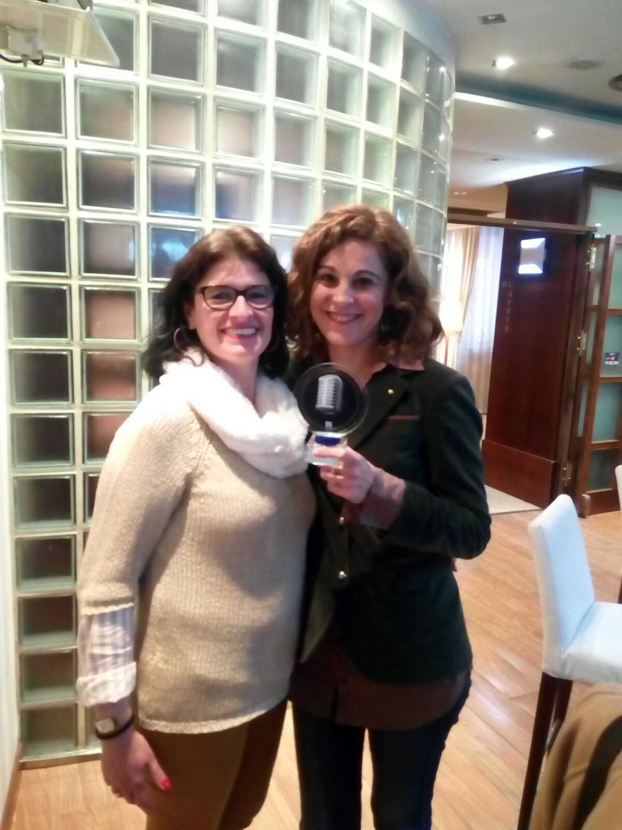 BniLinares's tweet photo. Presentación de David, de Estudio Colmenero, premio para Enrique Flores y "minuto de oro" para @Marienca_GM de CT Abogadas 
#bni #Linares https://t.co/gkasI7defH