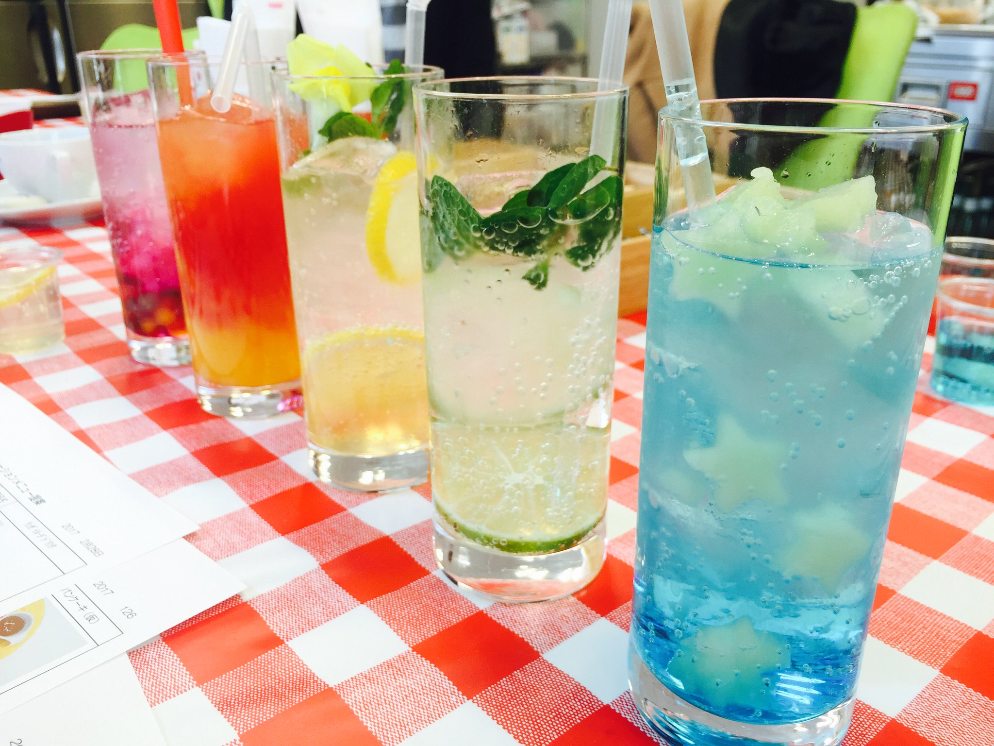 公式 Dame Prince スイパラ様コラボ情報 コラボメニュー試食会の時の写真をご紹介します 1枚目 コラボドリンク どれが誰のイメージか分かりますか 2枚目 ナレクのパフェ 紙吹雪デース が出来ます 3枚目 リュゼの好物セット 毒見用です