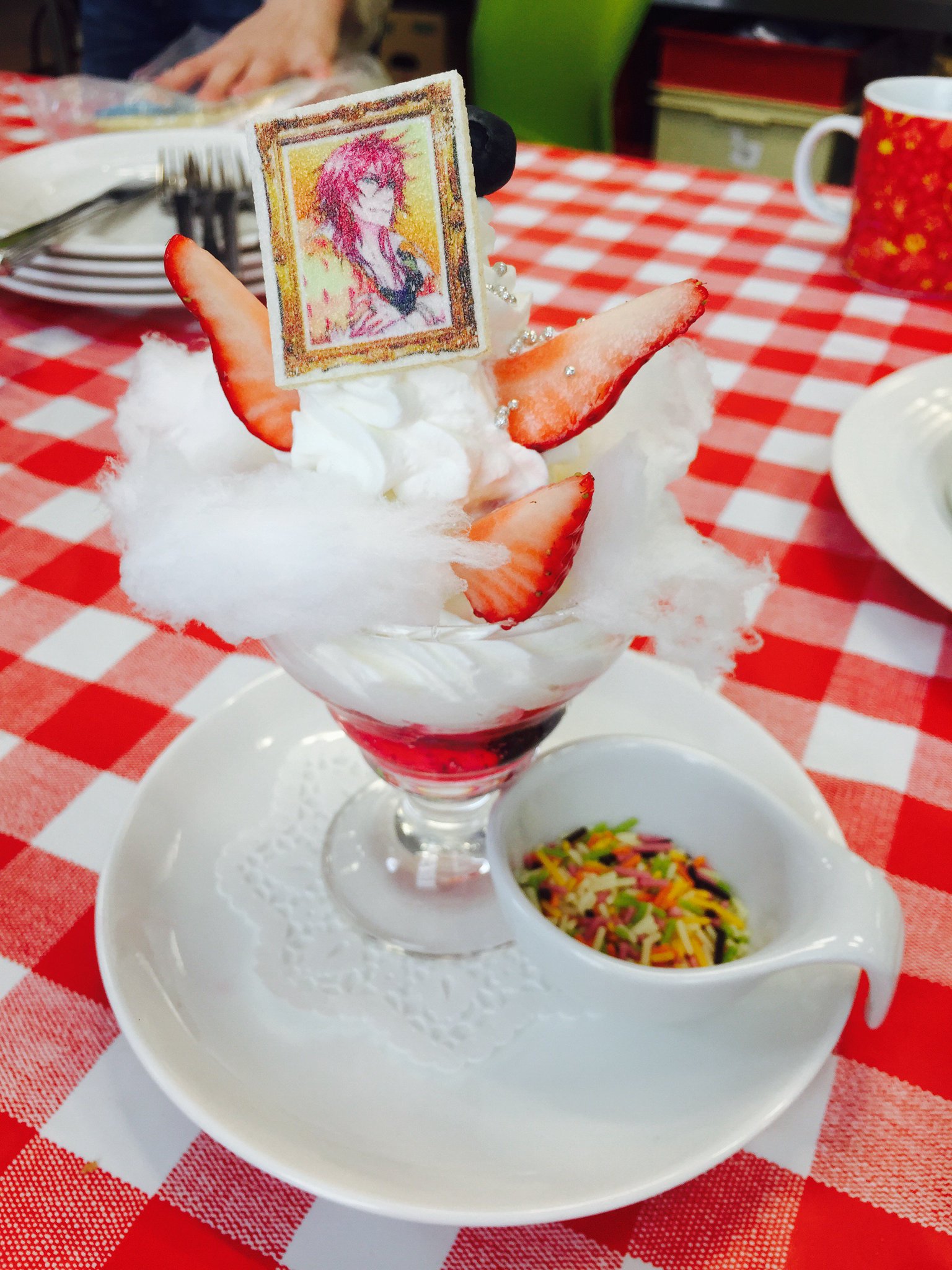 公式 Dame Prince スイパラ様コラボ情報 コラボメニュー試食会の時の写真をご紹介します 1枚目 コラボドリンク どれが誰のイメージか分かりますか 2枚目 ナレクのパフェ 紙吹雪デース が出来ます 3枚目 リュゼの好物セット 毒見用です