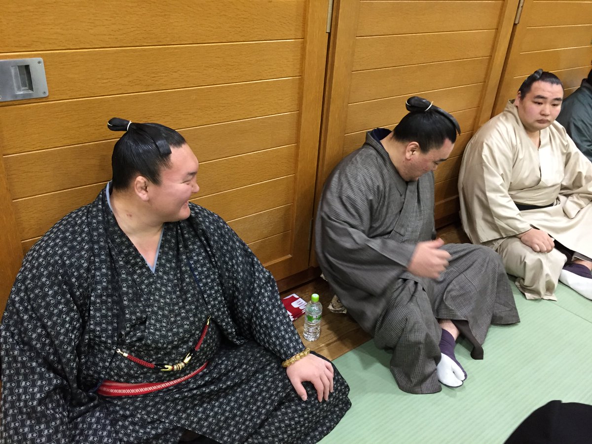 sumokyokai's tweet photo. <力士会>並んで座る横綱白鵬、日馬富士、鶴竜。#sumo https://t.co/Mgw8WMkIod